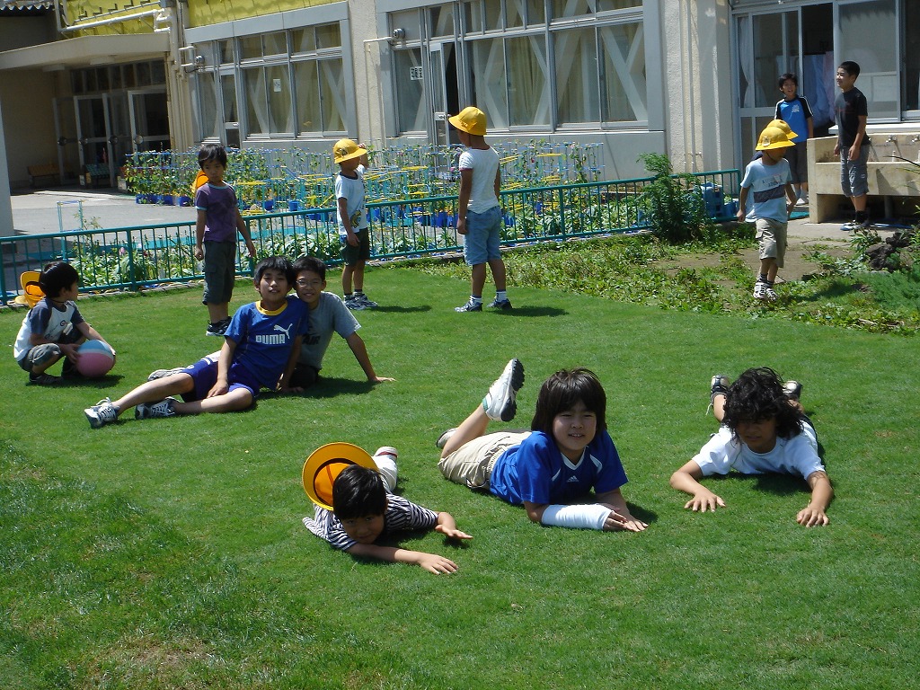 四宮だより 芝生で遊ぶ子供たち